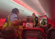 Jet2的一名乘客被赶下飞机时大喊：“你要带我去哪里？